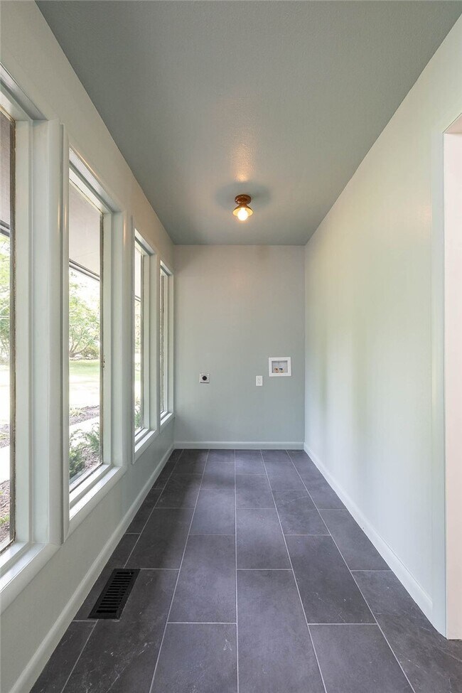 Building Photo - 884 Shrewsbury Ln