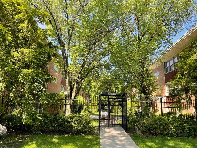 Building Photo - 7530 N Ridge Blvd