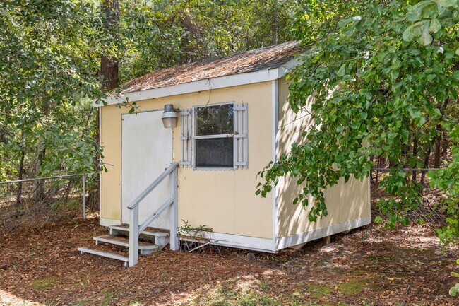 Building Photo - 4 bedroom 2 bathroom spacious home!