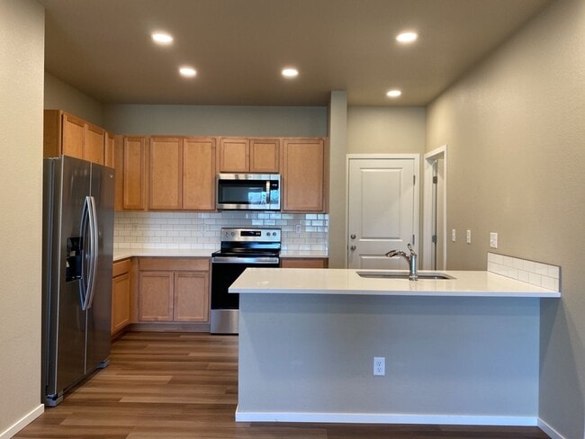 Building Photo - Beautiful Townhome 3-Bedroom / 2.5-Bath Near Walking Trail, Park