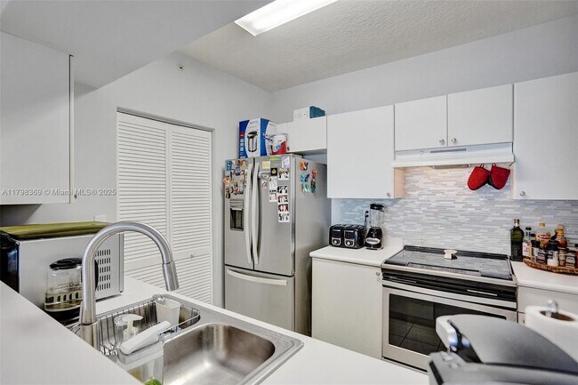 Building Photo - 3020 NE 32nd Ave