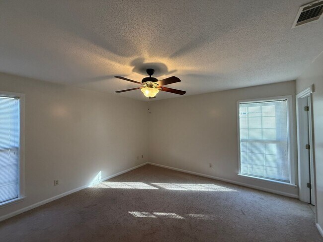 Building Photo - 512 Whistlestop Cir