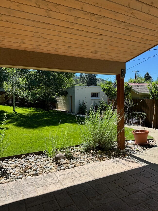 Building Photo - 978 E 5th Ave