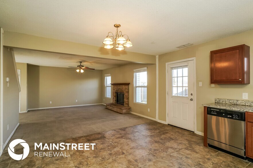 Building Photo - 9040 Wandflower Dr