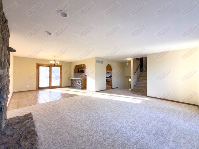 Building Photo - 3 bedroom, 2.5 bath Single-Family Home