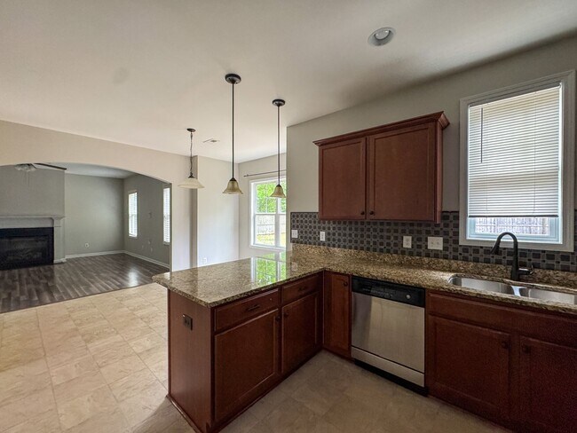 Building Photo - Spacious 4 Bed 2.5 Bath Fayetteville Home