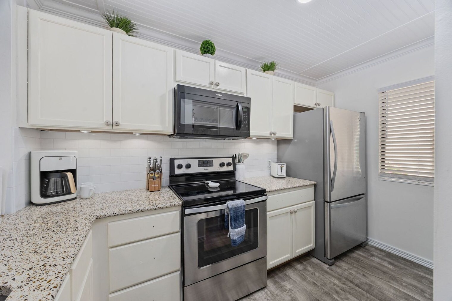 Building Photo - 209 75th Ave N