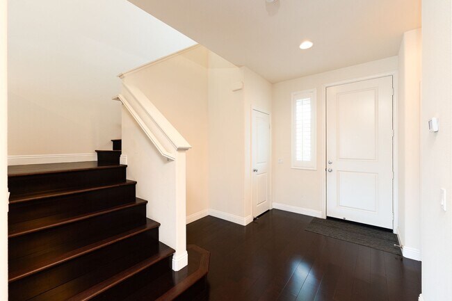 Building Photo - Beautifully Maintained 3 Bed, 2.5 Bath Home in Prime RiverPark Location