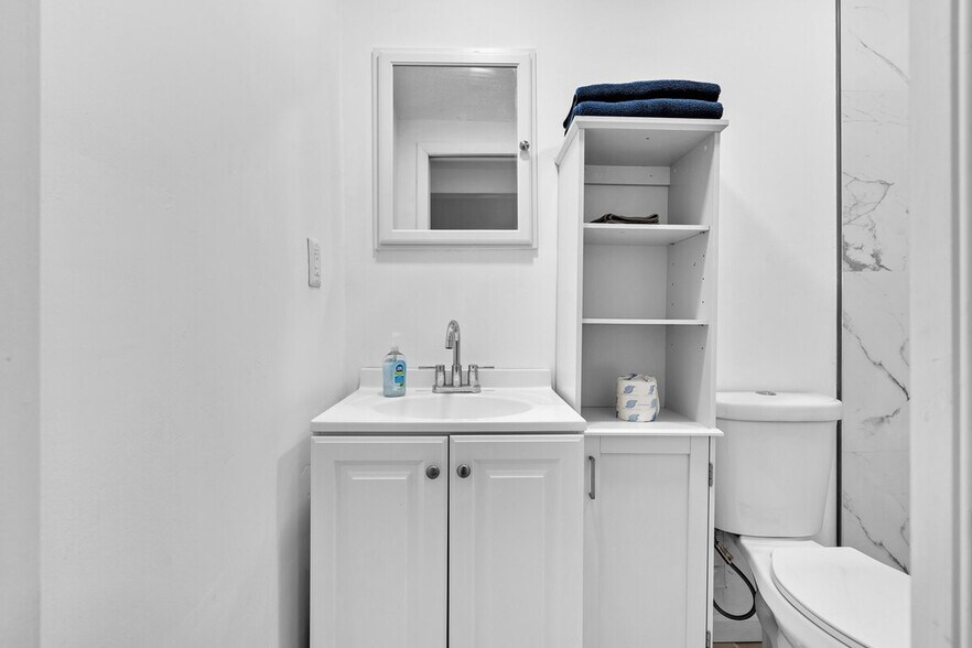 Building Photo - 2610 SW 31st Ave