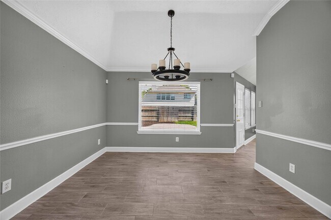 Building Photo - 3519 Crescent Dr