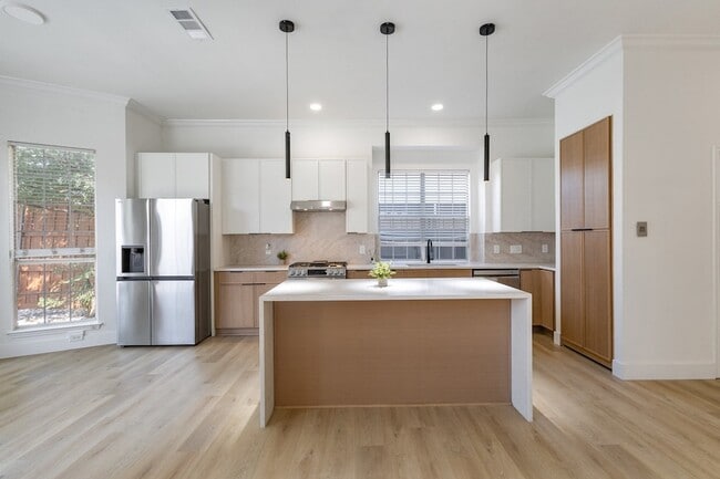 Building Photo - 2325 Flanders Ln