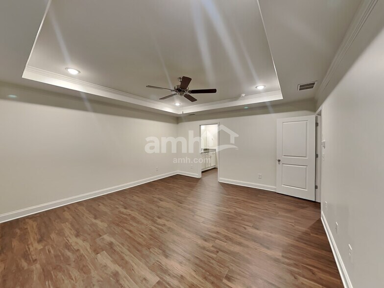 Building Photo - 3880 Chivalry Dr
