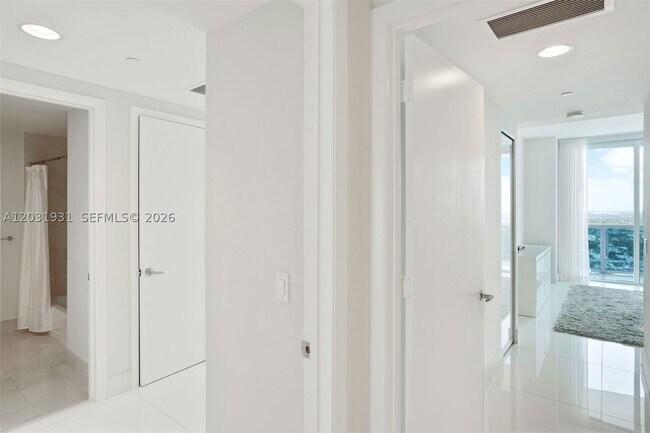 Building Photo - 2711 S Ocean Dr