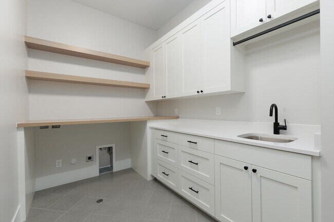 Building Photo - Gorgeous 5 bed | 3.5 bath |  Custom Home with RV Garage in Tonaquint!