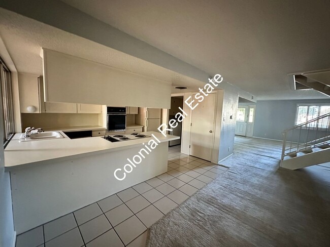 Building Photo - Spacious and unique 3 bedroom 2 and a half bath house on the golf course!