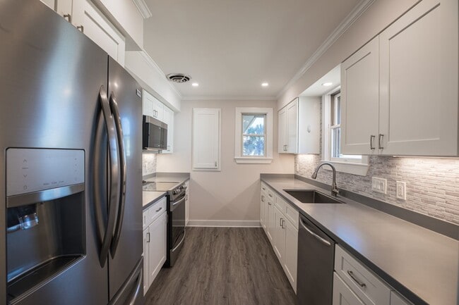 Building Photo - Renovated Beach House