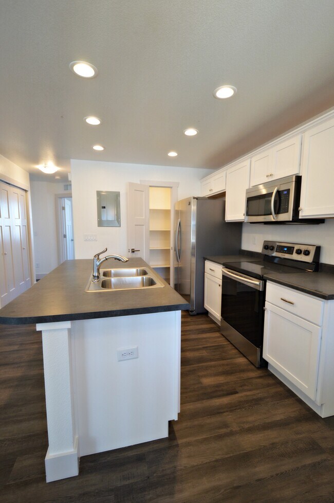 Building Photo - 100 Parkview Ct