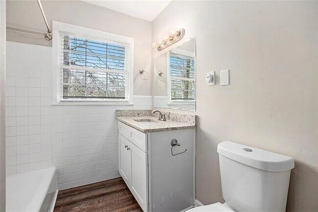 Building Photo - 2625 Crestdale Cir SE