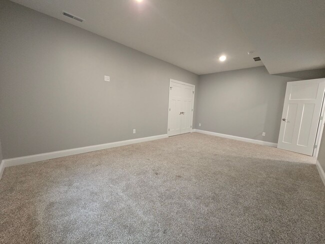 Building Photo - 6 Bedroom Home in Brookridge Estates