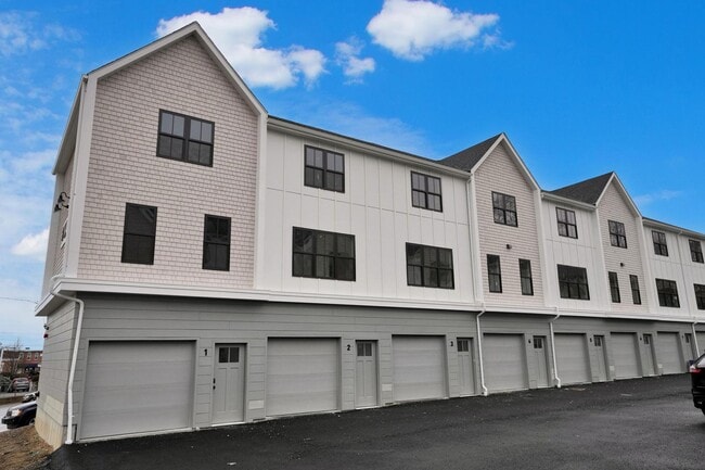 Building Photo - NEW CONSTRUCTION PLYMOUTH TOWNHOMES!