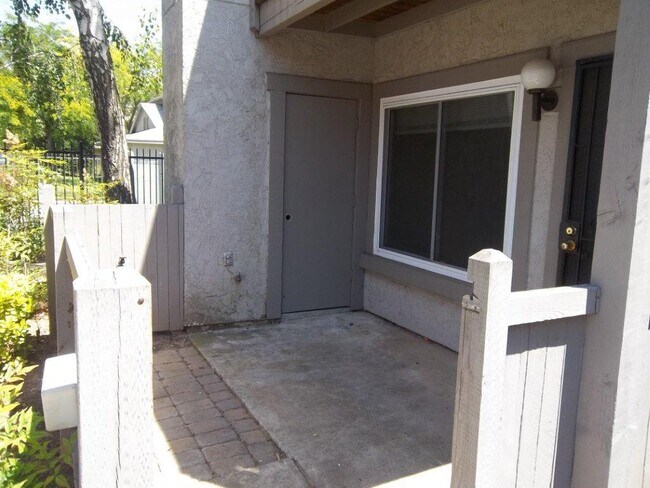 Building Photo - GREAT 1ST FLOOR CONDO