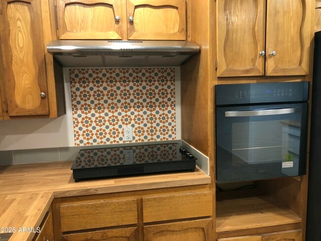 Building Photo - 705 W 16th St