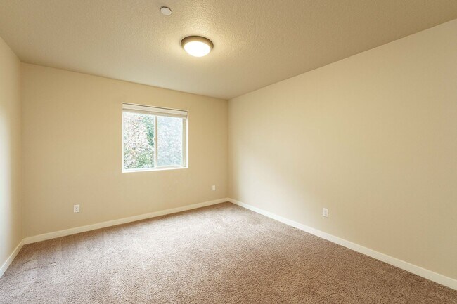 Building Photo - 3 Bedroom 2.5 Bath Townhome - Convenient R...