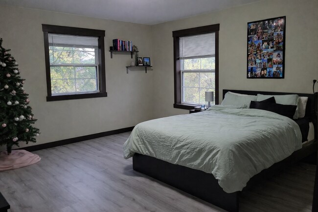 Building Photo - 5 Bed 3 Bath close to UWEC, bike trails, Carson Park, and The Sonnentag!