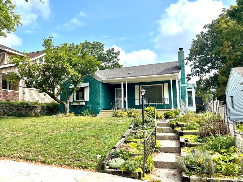 D - 706 Grand Ave NE