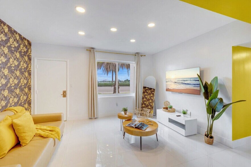 Building Photo - 809 S Ocean Dr