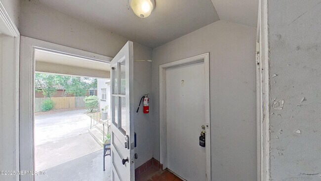 Building Photo - 1464 Holmesdale Rd