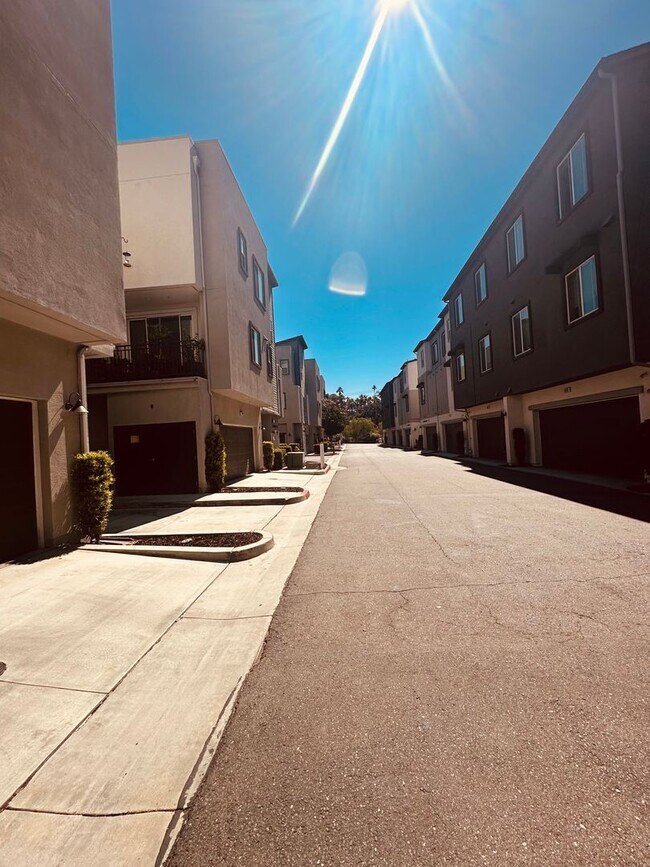 Building Photo - Beautiful and Modern 3-Story Townhome! OPE...