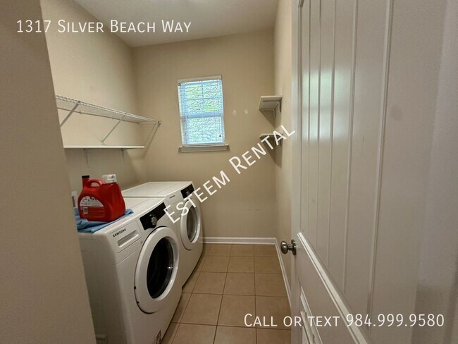 Building Photo - 1317 Silver Beach Way