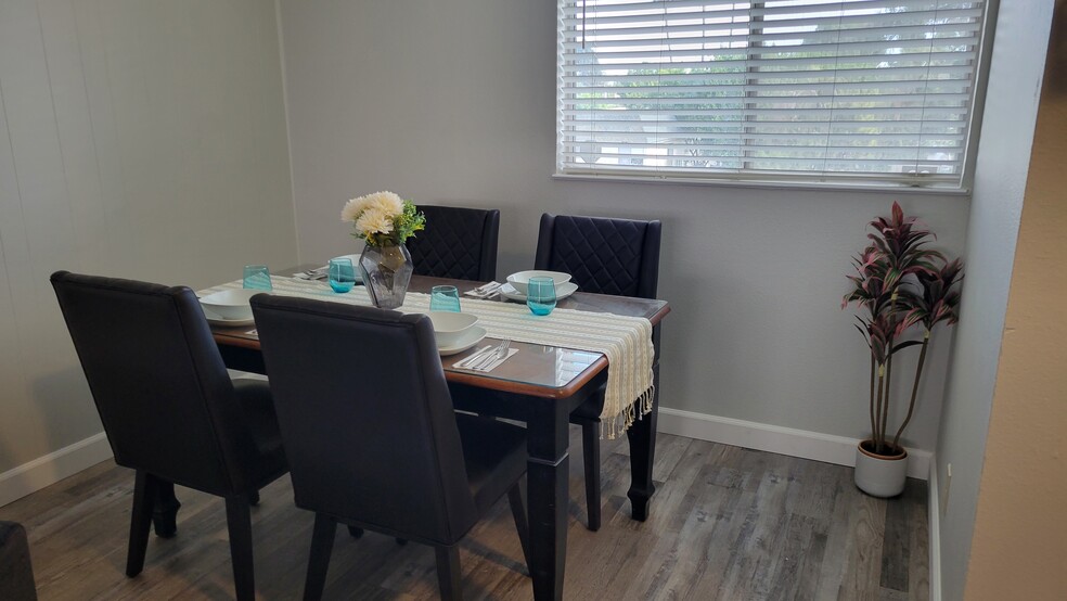 Dining Area - 5180 N Wishon Ave