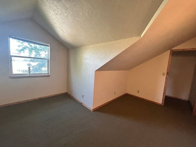 Building Photo - Large 5 bed 2.5 bath in peaceful county se...