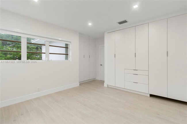 Building Photo - 1261 NE 98th St