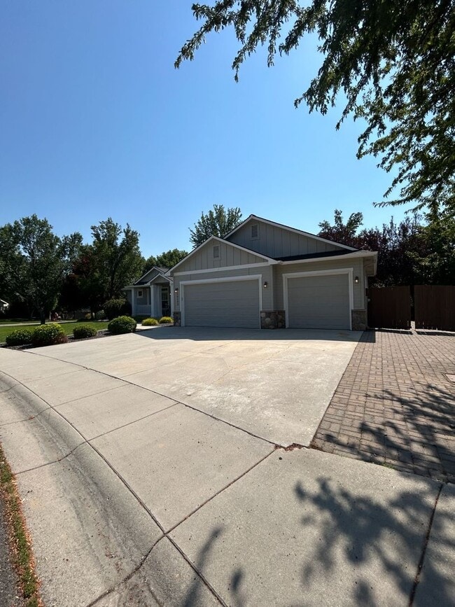 Building Photo - Impressive Home w/ 6 Bedrooms, Full Finish...