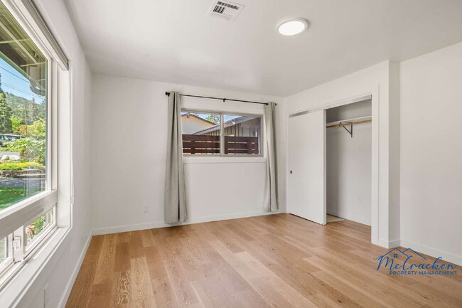 Building Photo - 1075 Bellview Ave