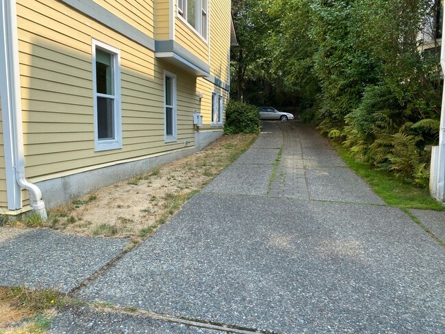 Building Photo - North Capitol Hill Garden Unit- 2 bedroom ...
