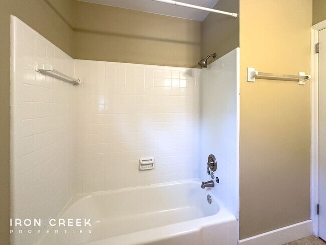 Building Photo - 12 Chateau Pl