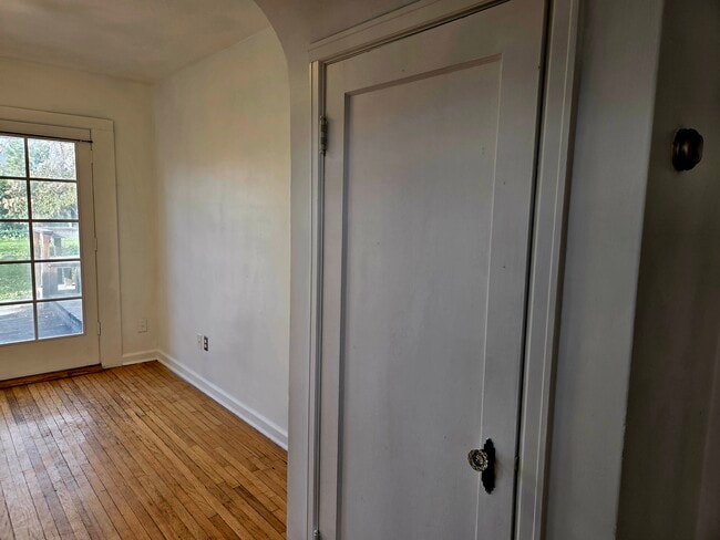 Building Photo - 2528 Beverly St E