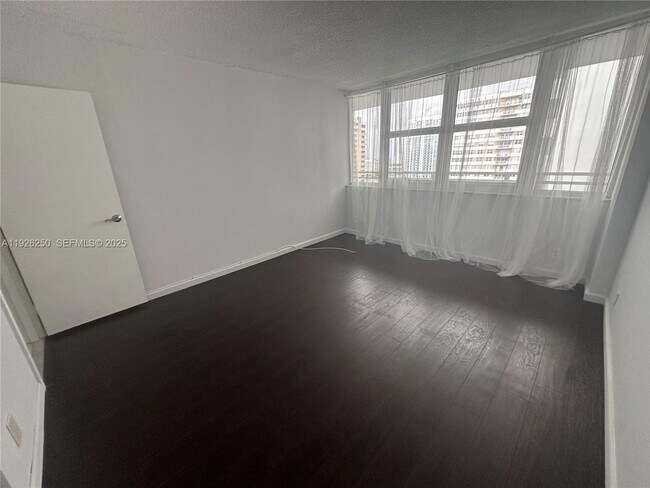 Building Photo - 2030 S Ocean Dr