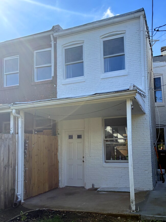 Building Photo - 832 W 35th St