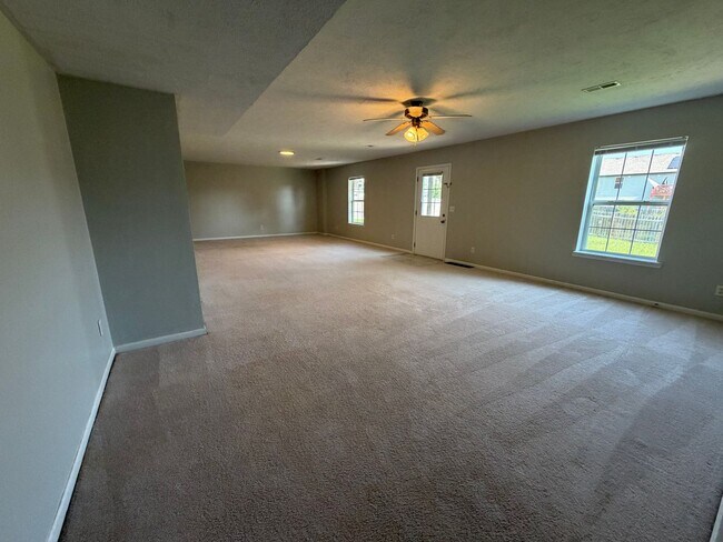Building Photo - Spacious 4 Bedroom Home located in Woodland Hills Subdivision