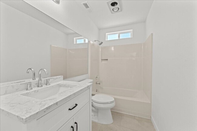 Building Photo - Beautifully renovated 4-bdrm, 2-bath Tuala...