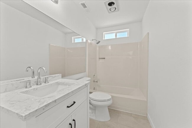 Building Photo - Beautifully Renovated 4-Bedroom, 2-Bath Ho...