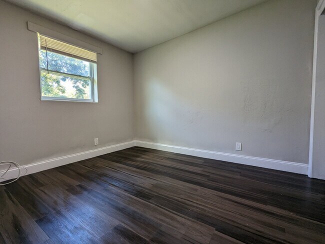 Building Photo - "Charming 2-Bed Upstairs Apartment in Moncrief Park – Cozy 700 Sq Ft with Modern Comfort!"