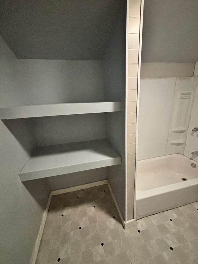 Building Photo - Cozy 1 Br