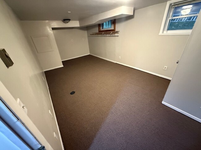 Building Photo - 6 bedroom 2 bath
