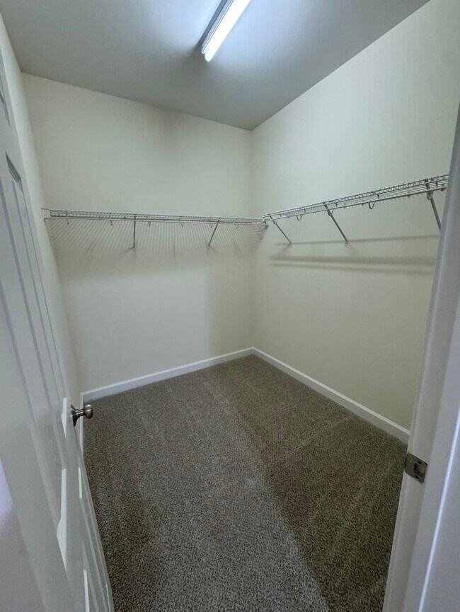 Building Photo - HUGE 3 Bed 3.5 Bath 3 Story Town Home, AVAILABLE NOW!